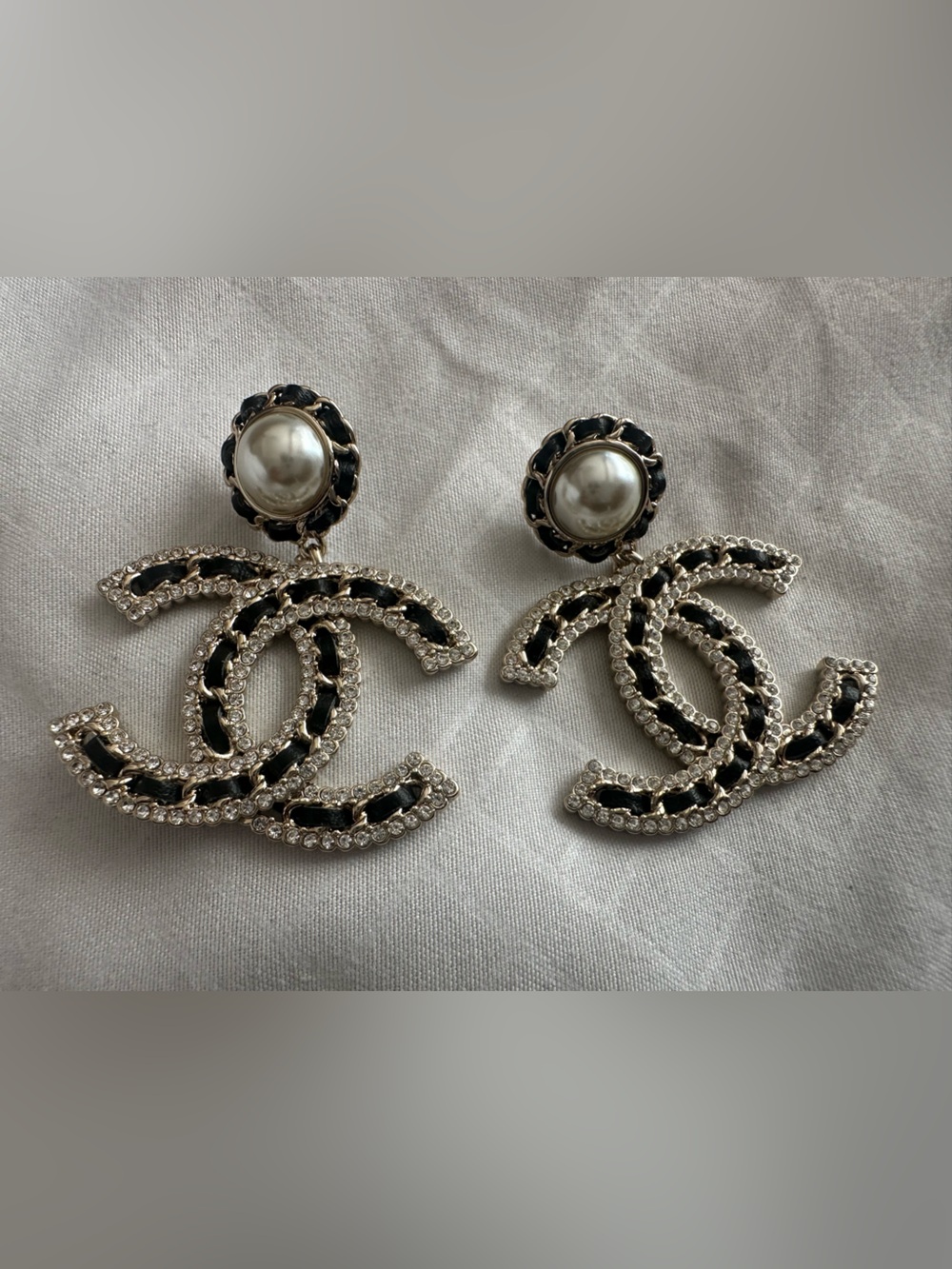 💫 CHANEL Black Enamel & Pearl CC Drop Earrings